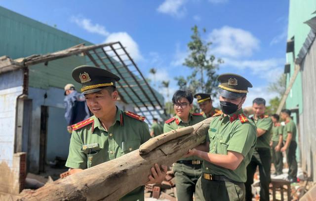 Công an Gia Lai làm 'thợ xây': 60 ngày đêm dựng 131 nhà cho dân đón tết - Ảnh 3.