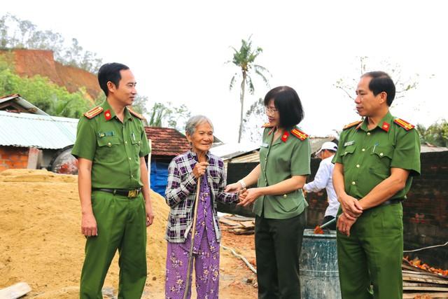 Công an Gia Lai làm 'thợ xây': 60 ngày đêm dựng 131 nhà cho dân đón tết - Ảnh 4.