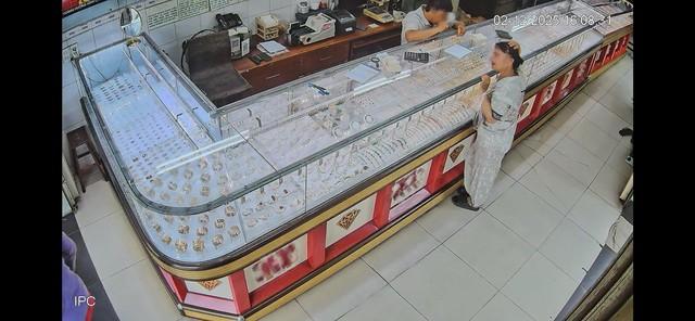 TP.HCM: Bắt nữ giúp việc trộm nữ trang vàng trị giá hơn 200 triệu đồng - Ảnh 2.