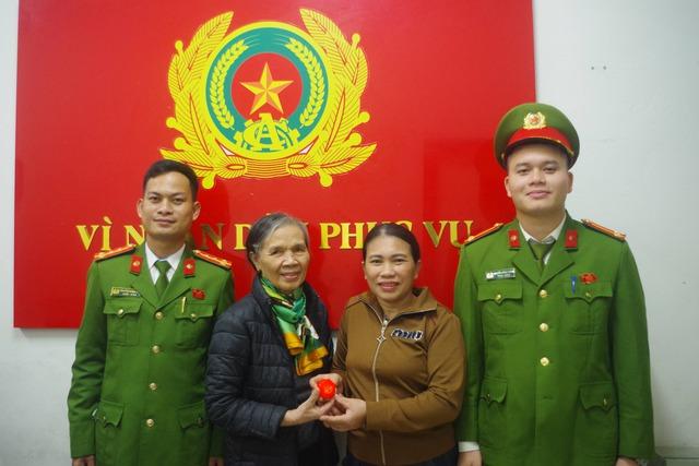 Người phụ nữ mua phế liệu bất ngờ phát hiện hơn nửa cây vàng trong két sắt  - Ảnh 3.