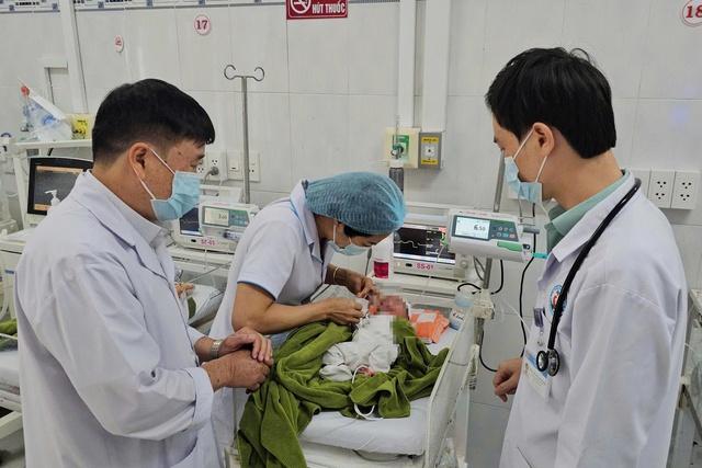 Bé gái sơ sinh bị vùi nửa người trong vườn cao su - Ảnh 2.