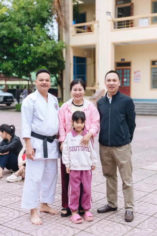 Cha cô dâu cùng bạn tặng màn múa võ Karate 'cực chất' trong đám cưới con gái - Ảnh 2.