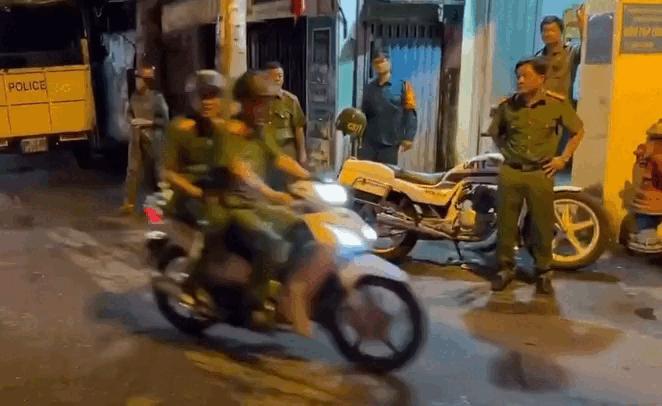 Công an TP.HCM thần tốc truy xét kẻ cướp giật 2 sợi dây chuyền - Ảnh 1.