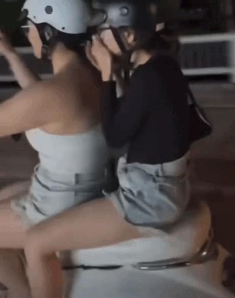Vụ cô gái buông cả 2 tay khi lái xe: Công an TP.HCM tịch thu xe Vespa - Ảnh 1.