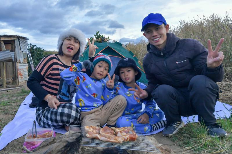 Cả nhà 'bắt' mưa sao băng cực đại ở Tà Nung: Phấn khích thấy 'quả cầu lửa' - Ảnh 2.