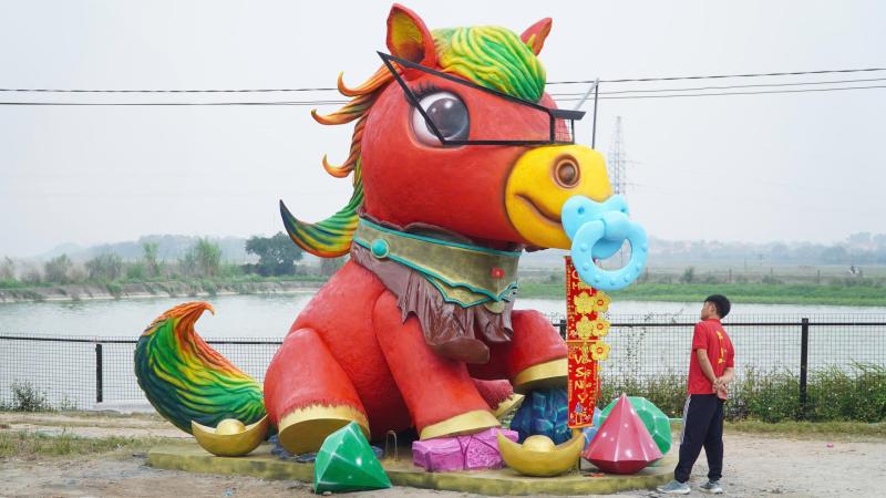 Linh vật 'Ngựa Vui Vẻ' bất ngờ gây sốt trước giao thừa 2026: 'Quá dễ thương!' - Ảnh 3.