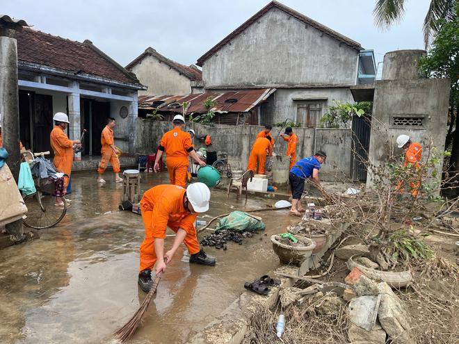 EVNGENCO3 hỗ trợ hơn 7 tỉ đồng cho miền Trung, Tây nguyên sau bão lũ - Ảnh 8.
