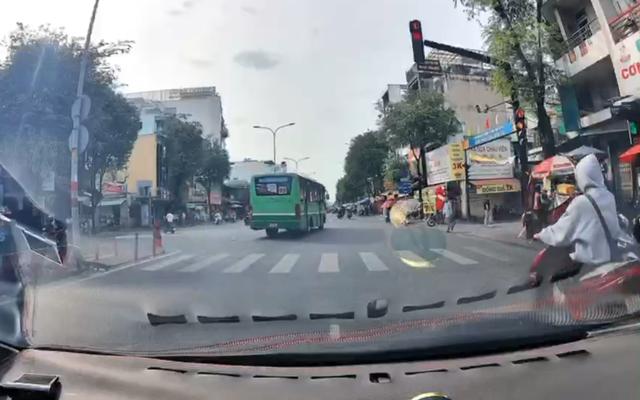 Xe buýt vượt đèn đỏ, phóng nhanh qua ngã tư đông đúc ở TP.HCM- Ảnh 1.