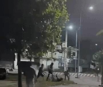 TP.HCM: Bắt nhóm dùng hung khí hành hung người đang nhậu trên vỉa hè - Ảnh 1.