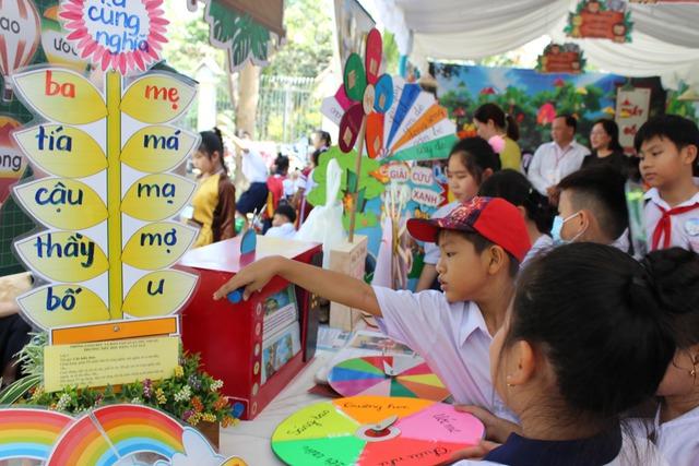 Song ngữ không phải là 'tây hóa', giỏi tiếng Anh không có nghĩa 'quên' tiếng Việt - Ảnh 1.