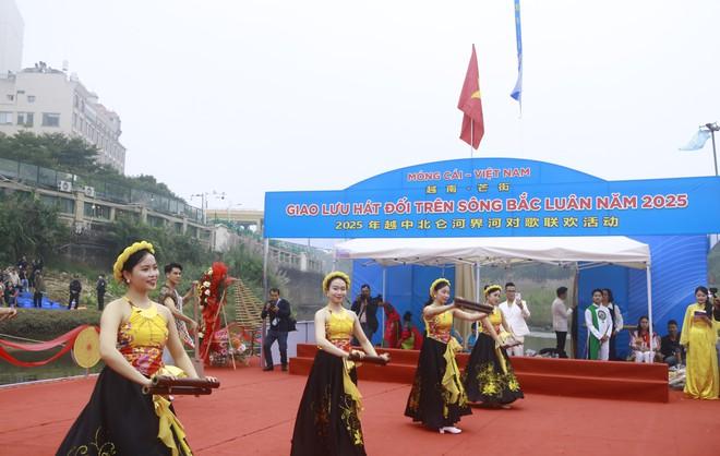 Thanh niên Việt - Trung hát đối trên sông biên giới - Ảnh 7.