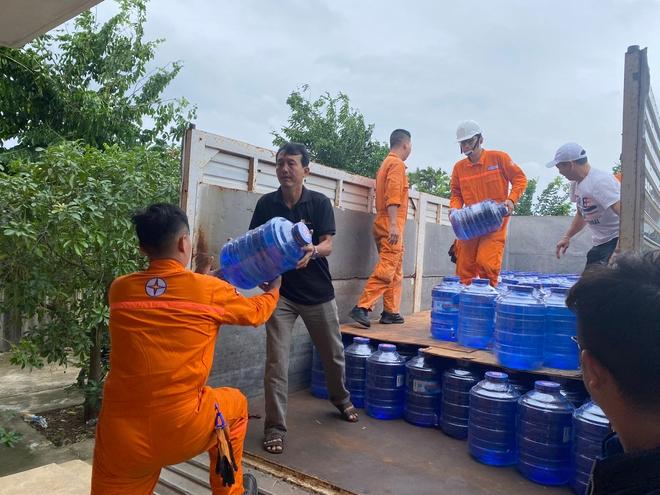 EVNGENCO3 hỗ trợ hơn 7 tỉ đồng cho miền Trung, Tây nguyên sau bão lũ - Ảnh 9.