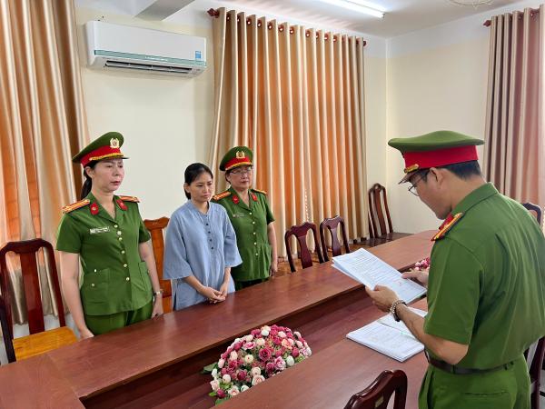 Bắt tạm giam hai chủ hụi mở hụi online chiếm đoạt 1,7 tỉ đồng tại Cà Mau   - Ảnh 1.