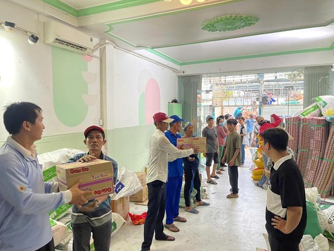 Cứu trợ miền Trung: Chiếc áo quyên góp nhận hơn 4 triệu view có gì độc lạ? - Ảnh 3.