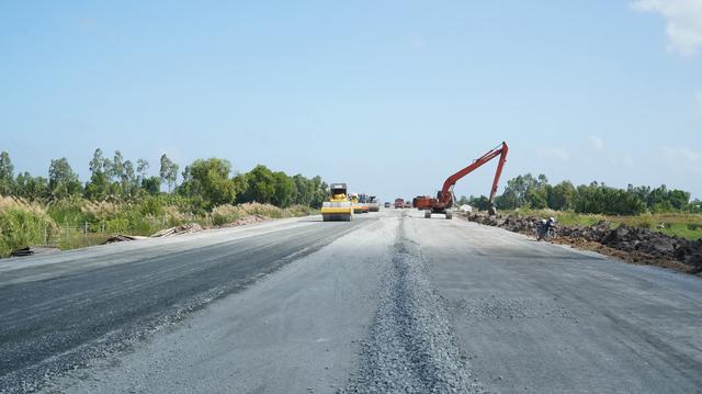 10 ngày ‘chạy’ nước rút trên công trường cao tốc Cần Thơ – Cà Mau

- Ảnh 2.