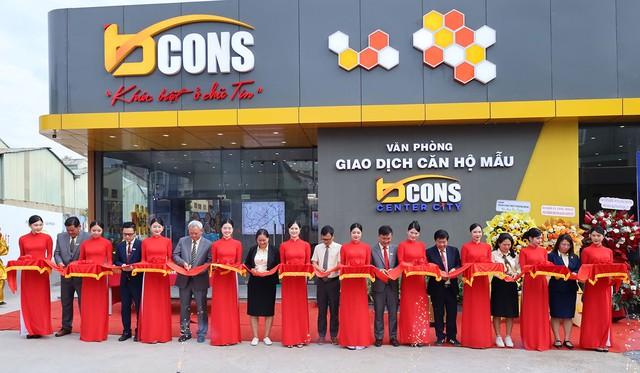 Nhà mẫu Bcons Center City thu hút khách ngay ngày đầu khai trương- Ảnh 1.
