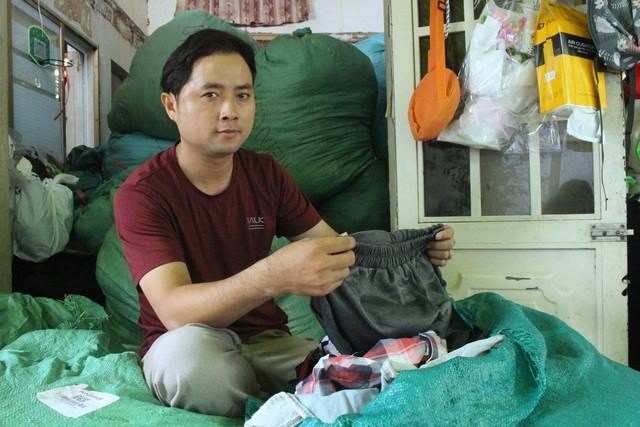 Gần 11 năm miệt mài nhận quần áo cũ tặng bà con khó khăn - Ảnh 1.