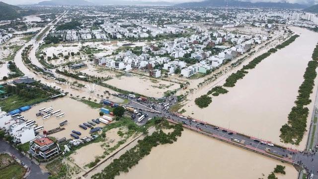 Nha Trang đối mặt với ngập lụt nặng nề , kênh thoát lũ chờ được triển khai - Ảnh 1.