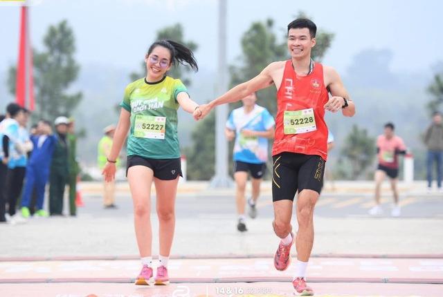 Trăng mật đi đua xe đạp, nên duyên nhờ chạy bộ: Chuyện tình thể thao năm 2025  - Ảnh 3.