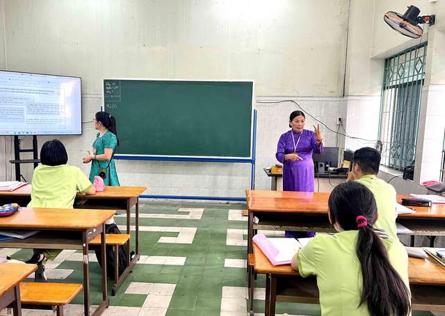 “Món nợ dễ thương” của cô giáo ngôn ngữ ký hiệu - Ảnh 2.