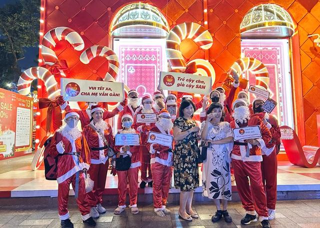 Trước thềm Giáng sinh: Nhiều trung tâm thương mại ở TP.HCM 'hóa trời Âu'  - Ảnh 2.