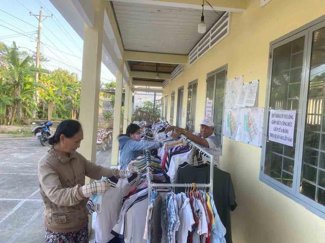 Gần 11 năm miệt mài nhận quần áo cũ tặng bà con khó khăn - Ảnh 4.