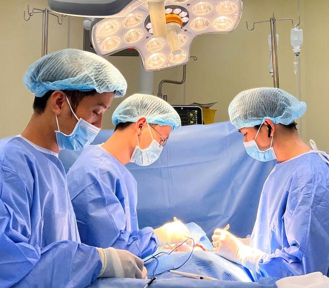Nữ nội trợ U.70 táo bón suốt 10 năm phải cắt gần như toàn bộ đại tràng- Ảnh 4.