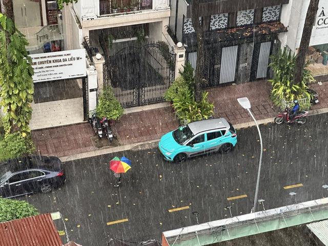 Sài Gòn đang sấm to, mưa lớn   - Ảnh 3.