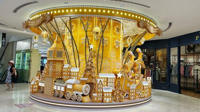 Trước thềm Giáng sinh: Nhiều trung tâm thương mại ở TP.HCM 'hóa trời Âu'  - Ảnh 6.