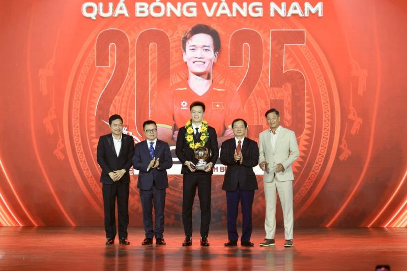 Hoàng Đức lập hat-trick Quả bóng vàng Việt Nam, Bích Thùy lần đầu nhận Quả bóng vàng nữ- Ảnh 3.