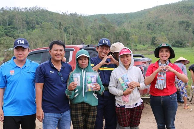 Công an TP.HCM mang nghĩa tình đến bà con vùng lũ - Ảnh 2.