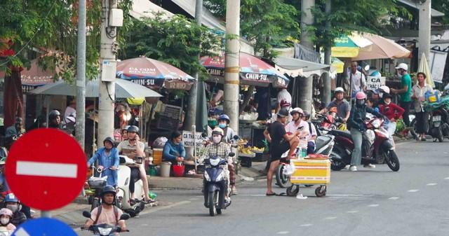 Để vỉa hè, lòng đường ở TP.HCM không bị “nuốt chửng” - Ảnh 1.