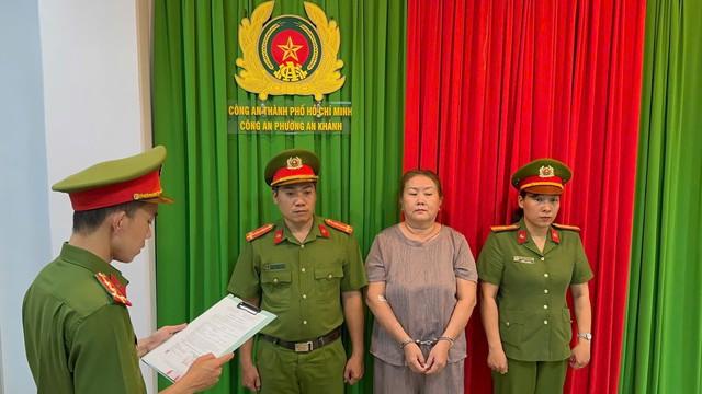 Công an TP.HCM bắt tạm giam người phụ nữ cho đổ chất thảo lên đất của mình- Ảnh 1.
