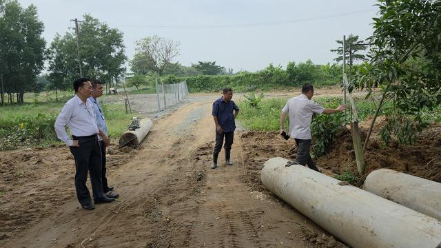Thâm nhập 'đại công trường' san lấp trái phép: Các bãi chứa đều không phép - Ảnh 2.
