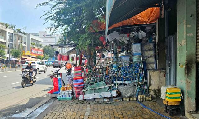 Để vỉa hè, lòng đường ở TP.HCM không bị “nuốt chửng” - Ảnh 2.