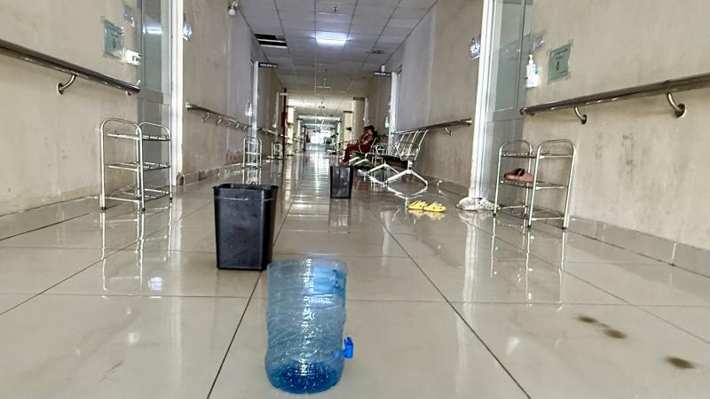 TP.HCM: Khoa phụ sản Bệnh viện đa khoa Bình Dương hư hỏng, dột nát nghiêm trọng - Ảnh 1.