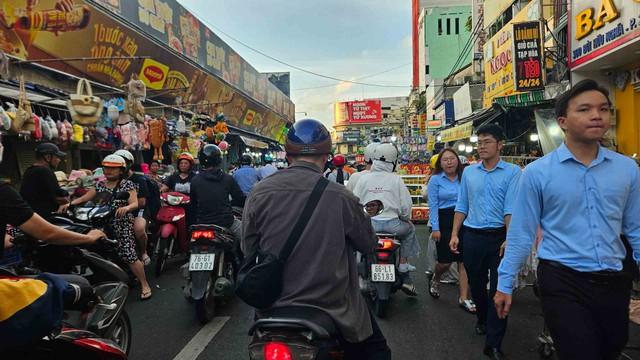 Để vỉa hè, lòng đường ở TP.HCM không bị “nuốt chửng” - Ảnh 3.