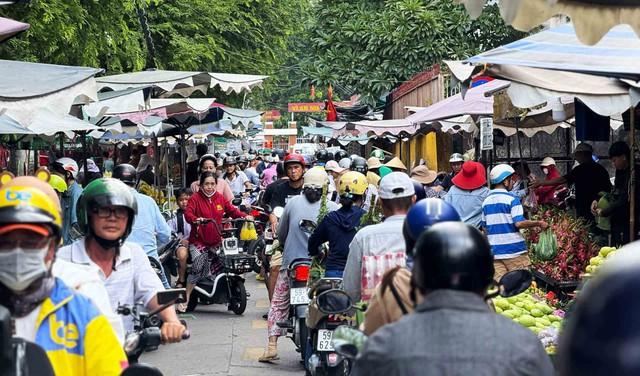 Để vỉa hè, lòng đường ở TP.HCM không bị “nuốt chửng” - Ảnh 4.