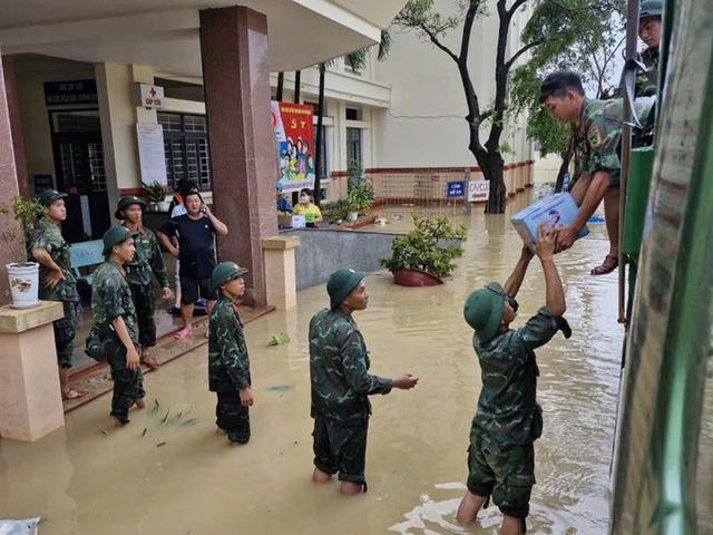 Ngành y tế Trong lũ: Cuộc chiến không ngừng nghỉ giữa thiên tai tại miền Trung - Ảnh 6.