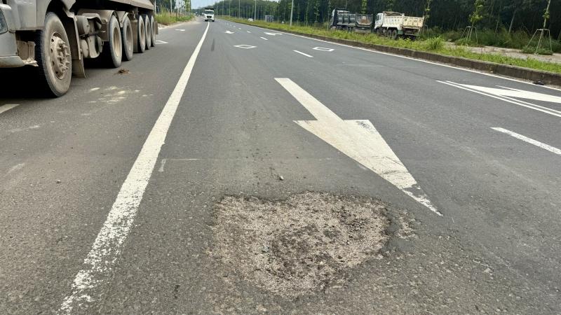 TP.HCM: Loạt ổ gà, ổ voi trên đường ngàn tỉ vẫn chưa được sửa chữa - Ảnh 6.