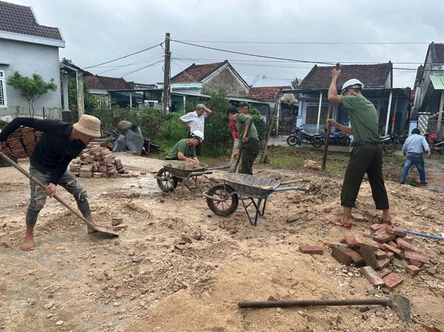 Công an tỉnh Đắk Lắk tăng cường xây nhà cho người dân sau mưa lũ lịch sử - Ảnh 3.