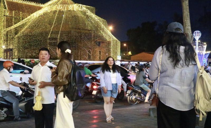 Ngỡ ngàng Giáng sinh tại TP.HCM: Không tuyết lạnh, vẫn khiến khách Tây… mê mẩn - Ảnh 4.
