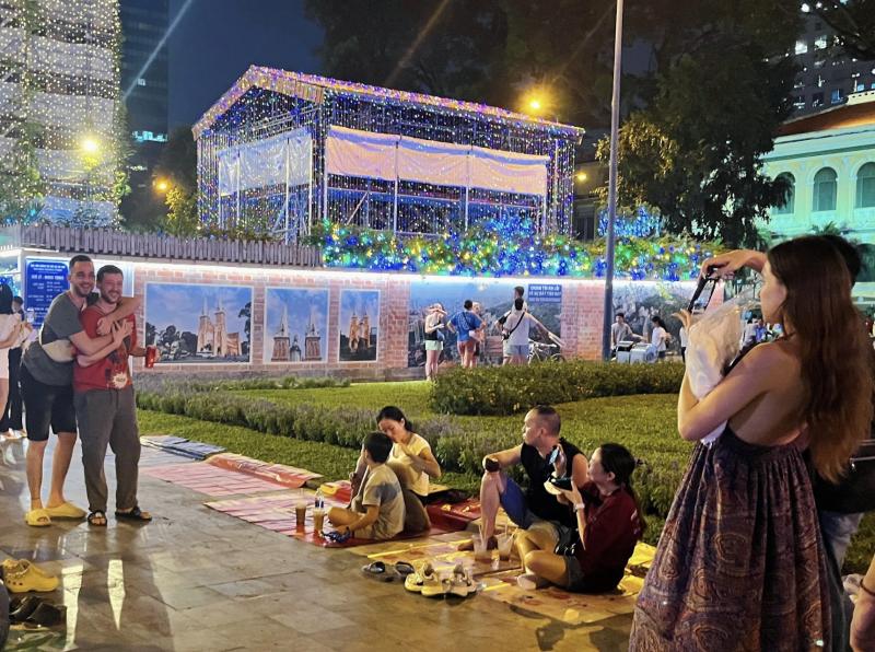 Ngỡ ngàng Giáng sinh tại TP.HCM: Không tuyết lạnh, vẫn khiến khách Tây… mê mẩn - Ảnh 5.