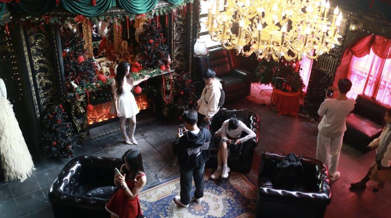 'Mang tuyết' đến TP.HCM mùa Giáng sinh, quán cà phê thu hút đông khách check-in  - Ảnh 2.