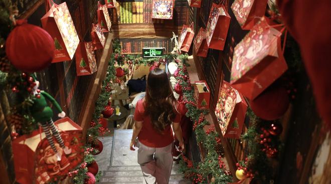 'Mang tuyết' đến TP.HCM mùa Giáng sinh, quán cà phê thu hút đông khách check-in  - Ảnh 11.