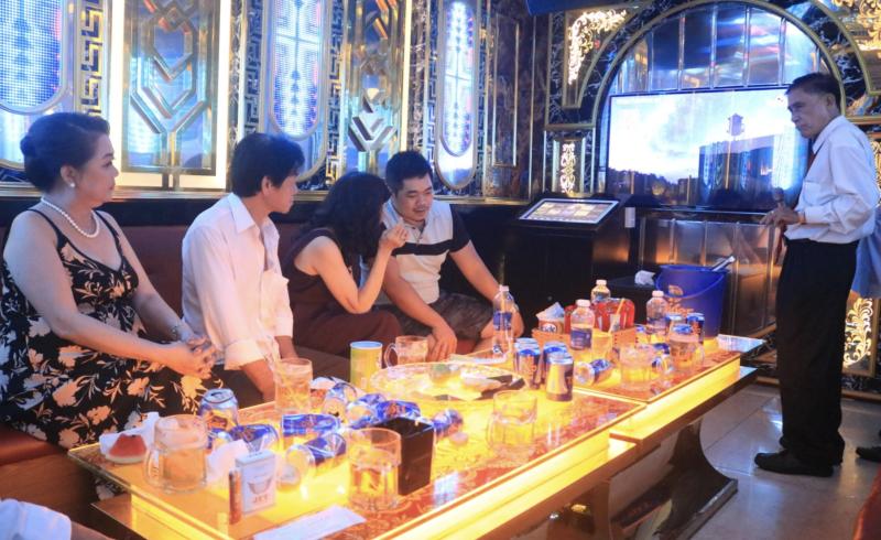 Trend karaoke 'sống một kiếp người bình an là được': Vì sao gây sốt cận tết 2026? - Ảnh 2.
