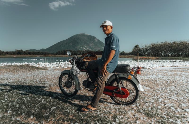 Dưới chân núi Bà Đen: Chuyện bầy vịt đồng trắng như tuyết  'bao vây' chủ gây sốt  - Ảnh 7.
