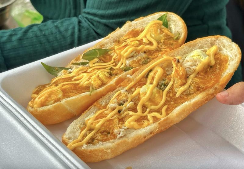 Bánh mì xốt gạch cua và bánh dép phô mai khuấy đảo ẩm thực Việt năm 2025 - Ảnh 2.