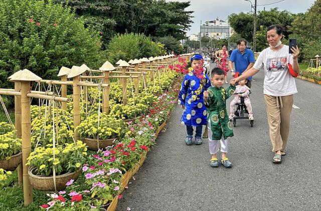 Đề xuất lịch nghỉ tết dương lịch 2026 tới 4 ngày: Dân mạng hào hứng - Ảnh 1.