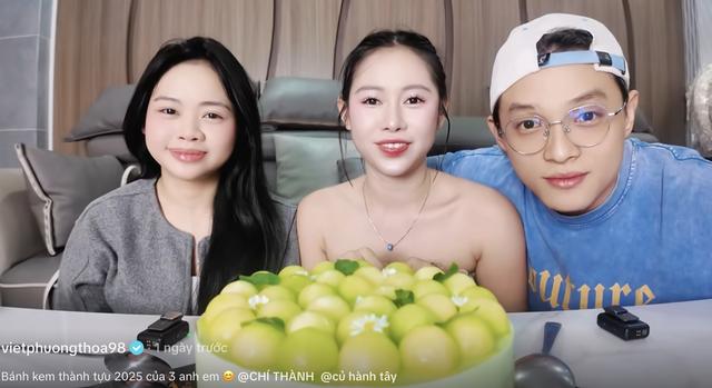 'Bánh kem thành tựu' là gì mà hot trend?: Khép lại năm 2025 theo cách ngọt ngào - Ảnh 1.